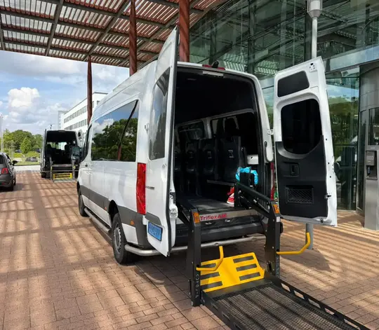 Professionele rolstoeltaxi chauffeur helpt klant in Beverwijk